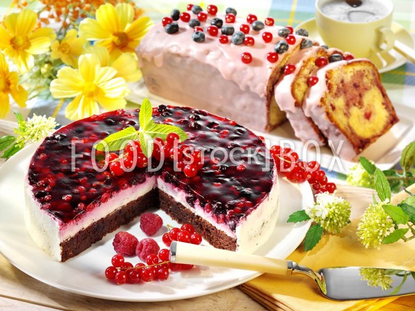 Schokoladenkuchen mit Beerencocktail und Sauerrahm