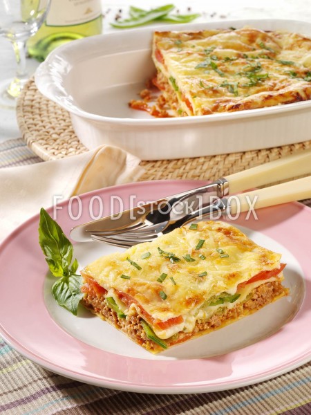 Lasagne mit Tomaten, Hackfleisch und Zuckerschoten