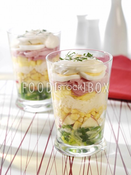 Schichtsalat mit Schinken und Ei
