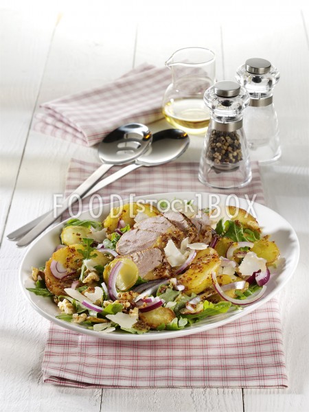 Salat mit gebratenem Schweinefleisch und Apfel
