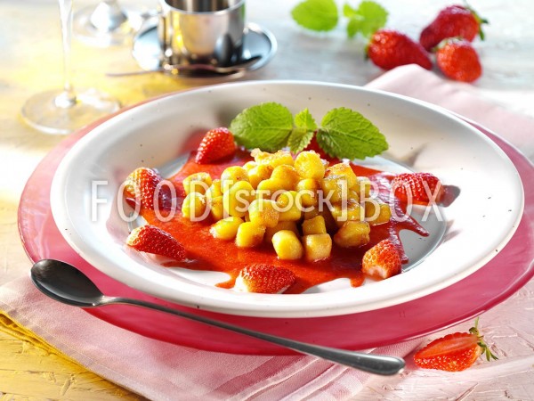 Karamellisierte Kartoffelgnoccchi mit Erdbeersauce