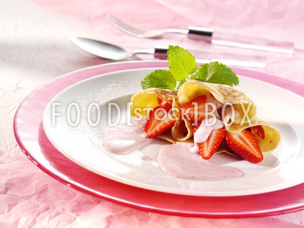 Crêpes gefüllt mit frischen Erdbeeren