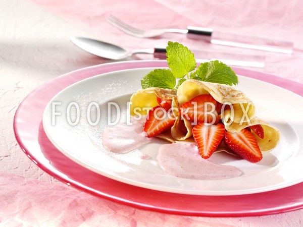 Crêpes gefüllt mit frischen Erdbeeren
