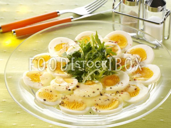 Eier-Carpaccio mit Kräutersalat und Senf