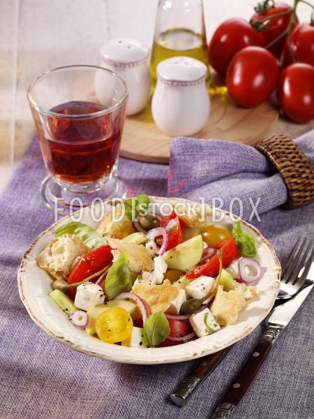 Ciabatta-Brot-Salat mit Tomaten, Oliven und Feta