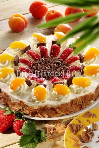 Diät-Joghurt-Torte mit Aprikosen und Erdbeeren