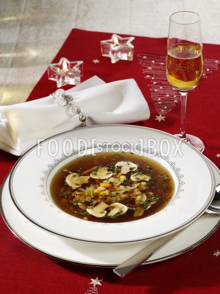 Klare Pilz-Gemüse-Suppe