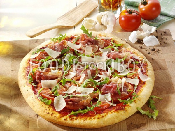 Pizza mit Parmaschinken und Rucola
