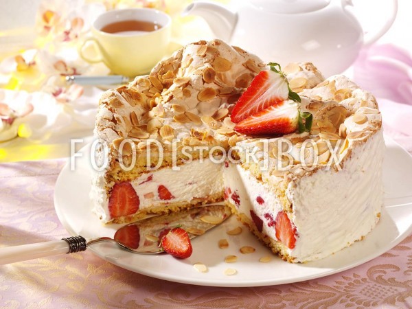 Baiser-Torte mit Erdbeer-Joghurt-Füllung