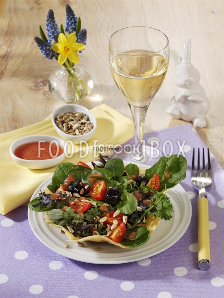 Parmesan-Hippen mit Salat gefüllt