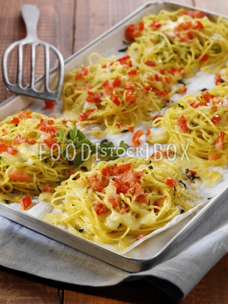 Spaghettinester mit Tomatensauce