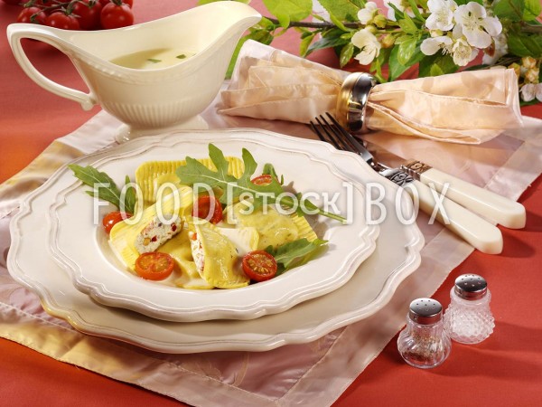 Ravioli mit Ricotta-Nuss-Paprika-Füllung