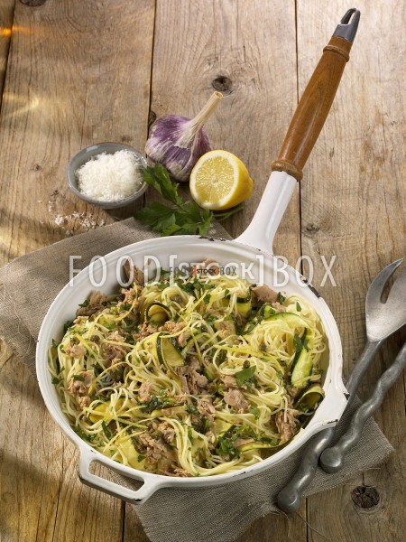 Spaghetti mit Thunfisch, Zucchini und Petersilie