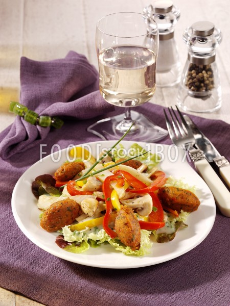 Bunter Salat mit Falafel