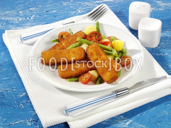Fischstäbchen mit Kartoffel-Bohnen-Salat