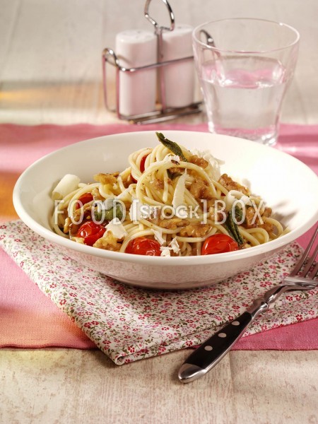Spaghetti mit Nuss und Salbei