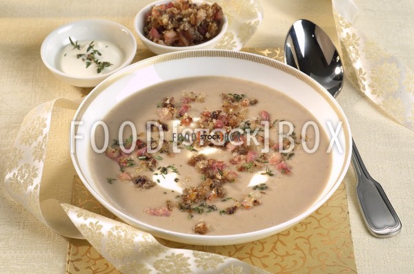 Edle Maronen Portwein Suppe mit Dattel-Speck Crunch 2