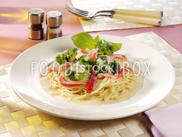 Spaghetti mit Brokkoli-Käse-Sauce