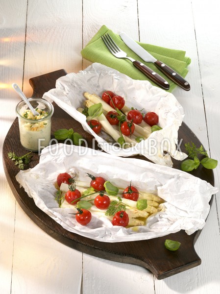 Spargel-Päckchen mit Tomaten und Kräuter-Avocadosauce