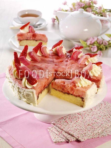 Erdbeer-Torte mit Rhabarber