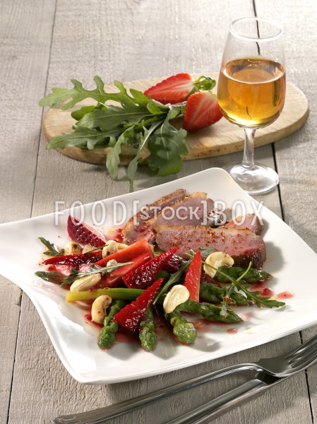 Erdbeer-Spargel-Salat mit Entenbrust
