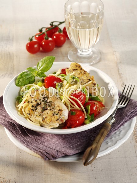 Kräuterhähnchen mit Kirschtomaten und Basilikum auf Spaghetti