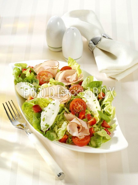 Frischkäse-Nocken auf Salat
