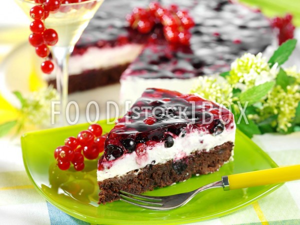 Schokoladenkuchen mit Beerencocktail und Sauerrahm