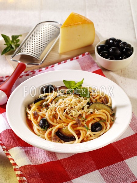 Spaghetti mit Auberginen-Tomatensauce/ Lactosearm