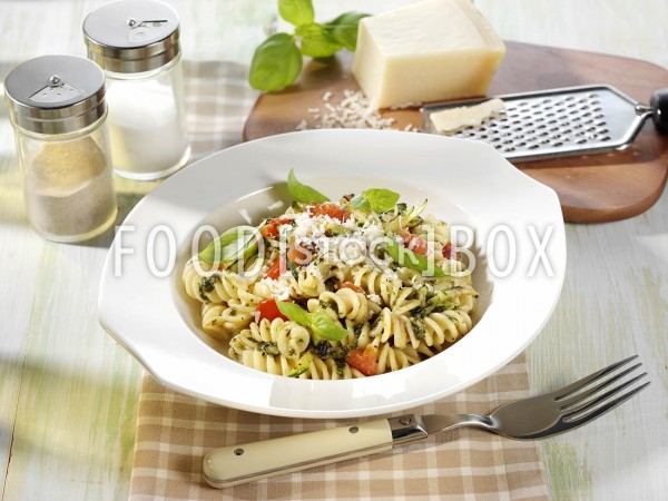 Zucchini-Nudeln mit Pesto