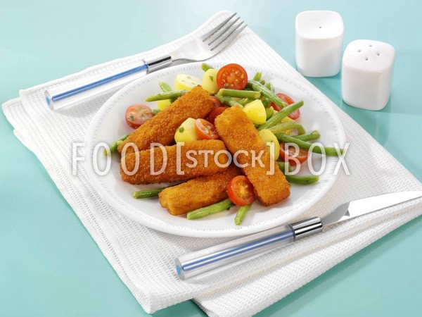 Fischstäbchen mit Kartoffel-Bohnen-Salat