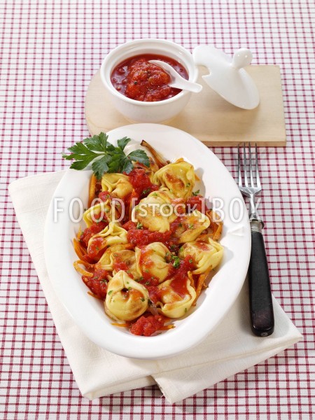 Gebratene Tortelloni mit Tomatensauce