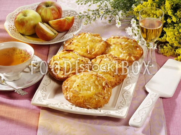 Apfelteilchen mit Mandeln