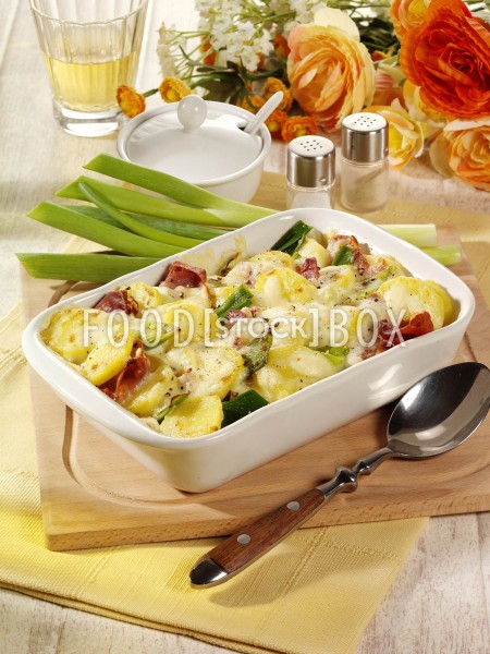 Kartoffel-Gratin mit Raclette-Käse und Parmaschinken