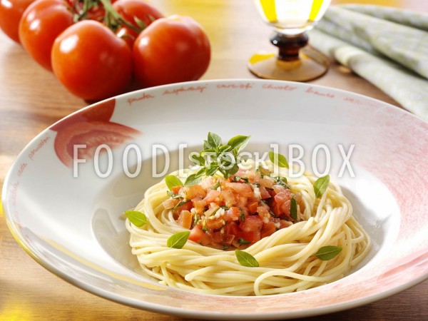 Spaghetti mit kalter Tomaten Sugo