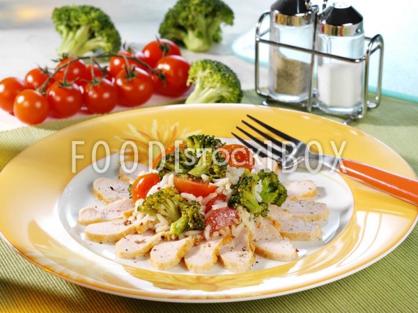 Brokkoli-Reis-Salat mit Hähnchenbrustfilet