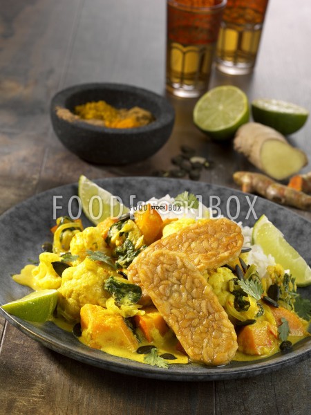 Tempeh-Blumenkohl-Curry mit Korianderpesto