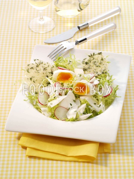 Mairübchen-Salat mit pochiertem Ei