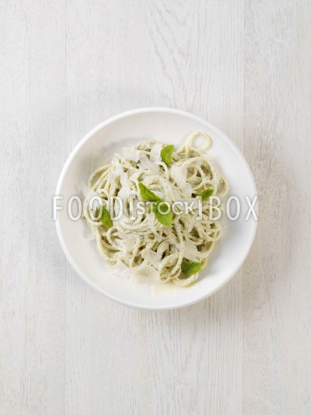 Spaghetti mit Minz-Joghurt-Pesto