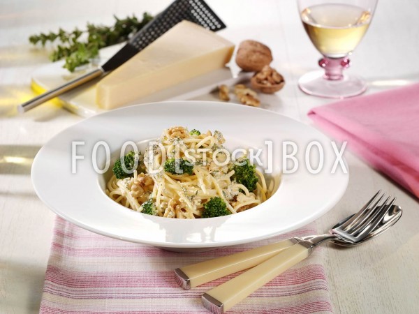 Spaghetti mit Nuss-Salsa