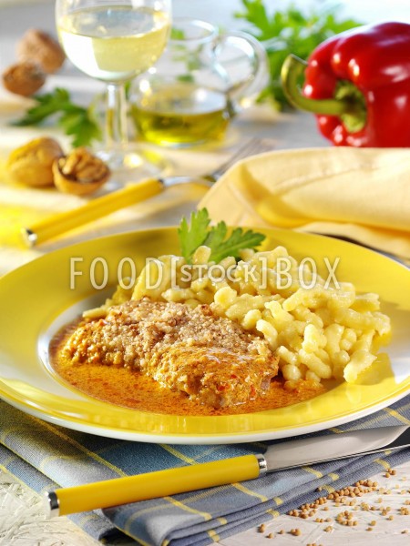 Kalbsschnitzel in Nuss-Käse-Kruste in Paprikacreme
