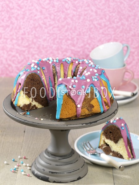 Marmorkuchen mit bunter Zuckerglasur in Blau und Lila