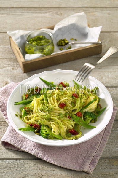 Spaghetti mit Brokkoli-Pesto