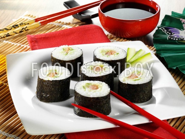 Sushi-Röllchen mit Räucherlachs Hosomaki-Sushi