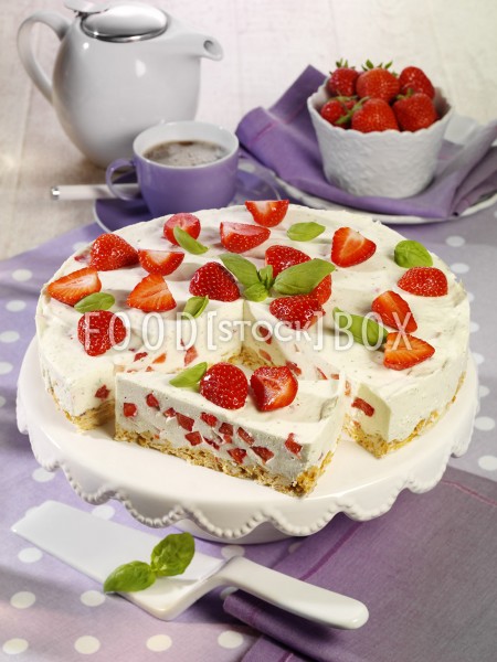 Erdbeer-Torte mit Basilikum