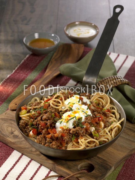 Spaghetti mit Hackfleisch-Joghurt-Sauce