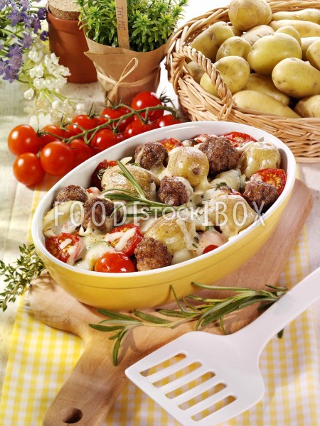 Zucchini-Kartoffel-Gratin mit Hackbällchen und Tomaten