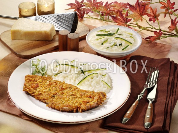 Knusperschnitzel im Kräuter-Cornflakes-Mantel mit Zucchini-Risotto