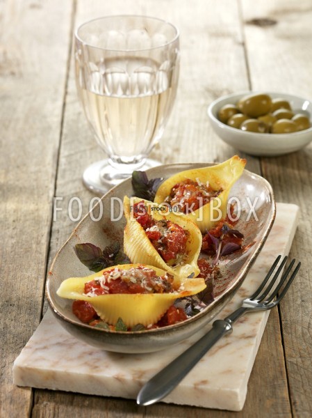 Nudelauflauf mit Tomatensauce und Parmesan