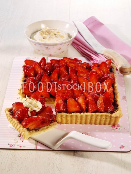 Erdbeer-Tarte mit Haselnüssen